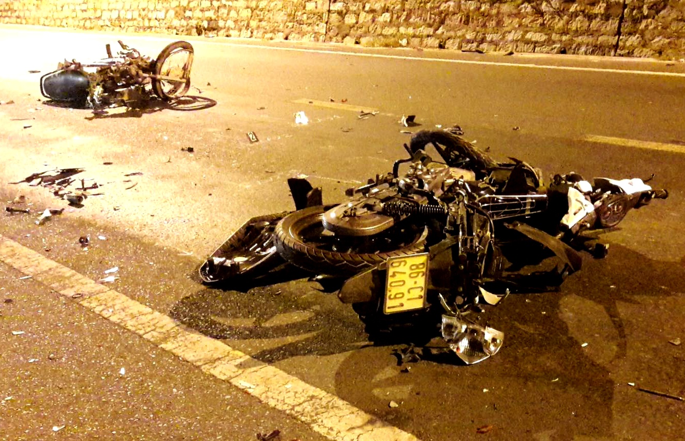 Xe may doi dau, 2 nguoi tu vong hinh anh