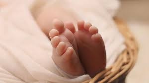 Nu sinh lop 7 tu sinh con trong nha ve sinh hinh anh