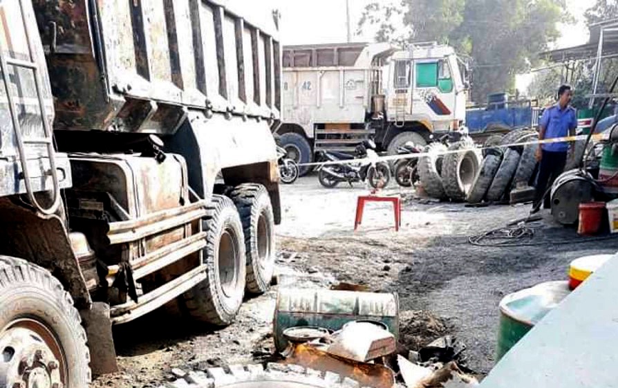 Canh sat dieu tra vu nguoi chu bi thung xe ben de chet hinh anh