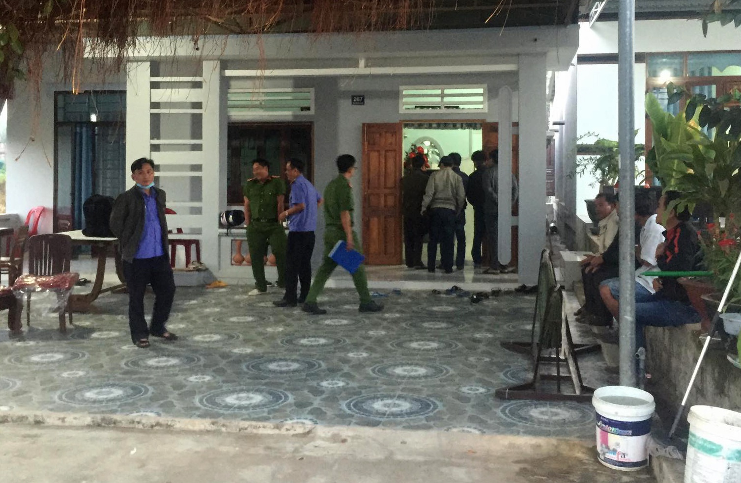 Nguoi dan ong tu vong voi vet dam tren nguc anh 1