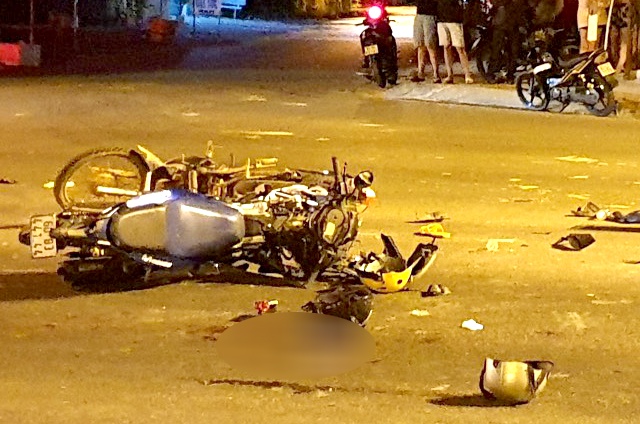 Xe may vuot den do, 2 nguoi chet hinh anh