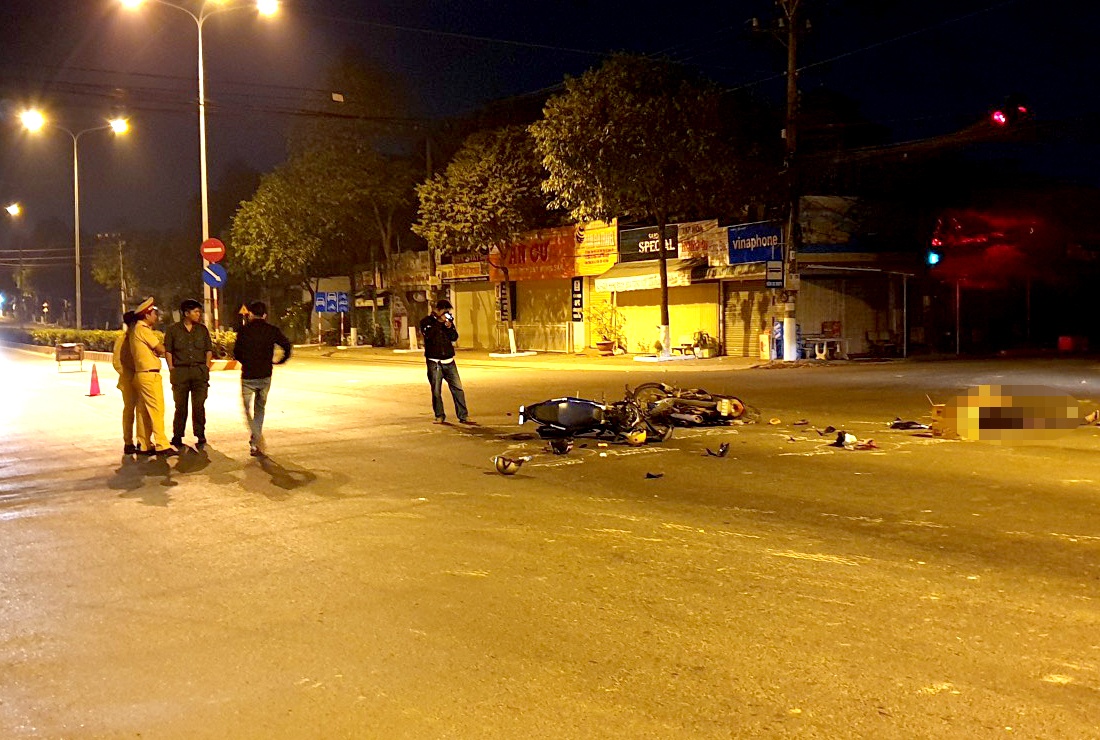 Xe may vuot den do gay tai nan 2 nguoi chet anh 1