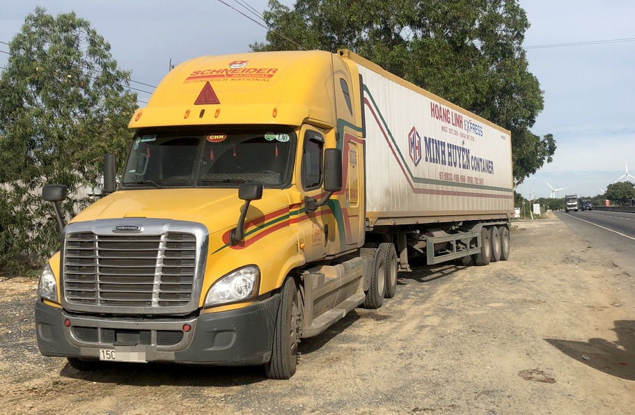 Canh sat truy duoi xe dau keo gan 40 km hinh anh