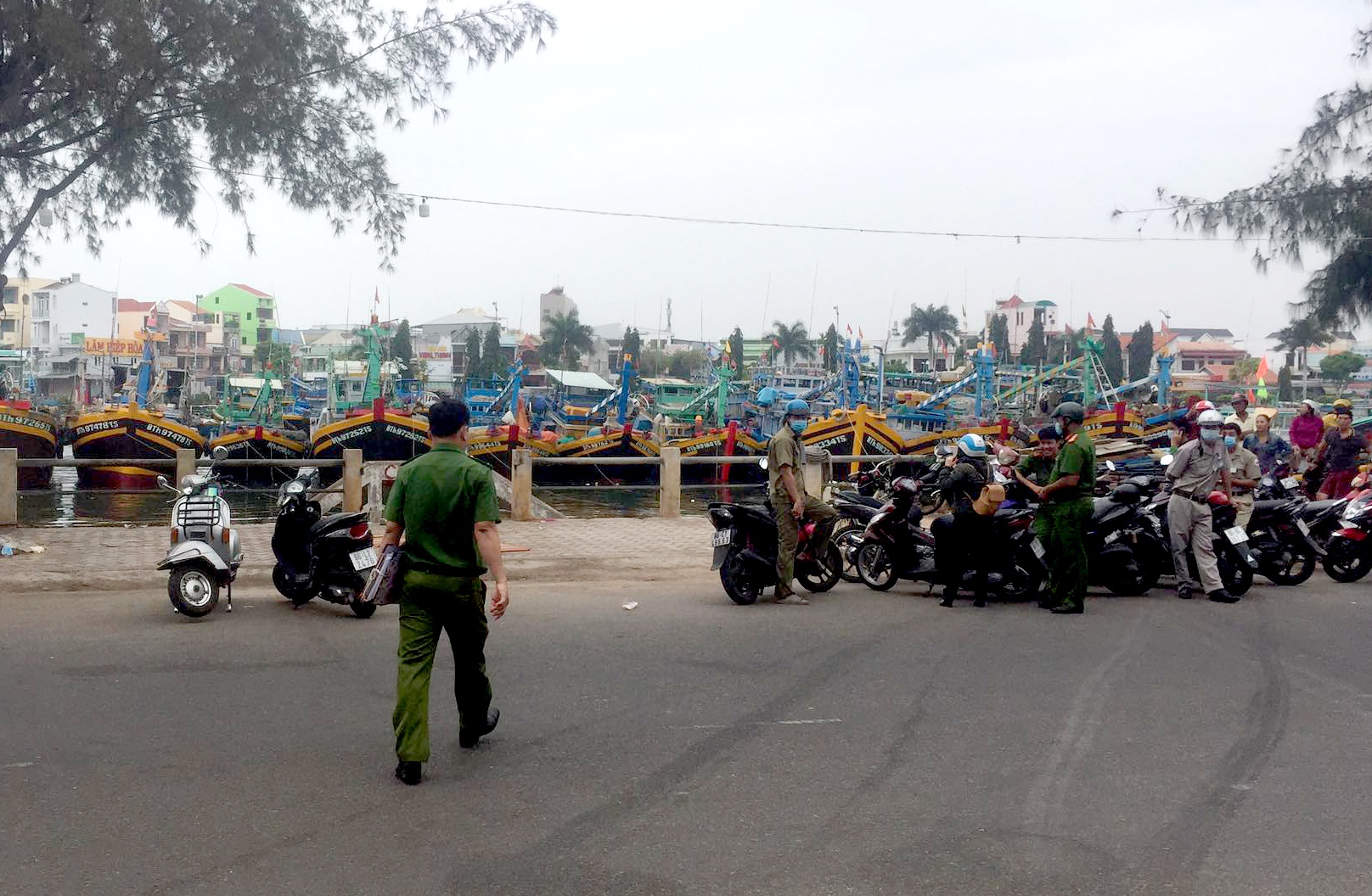 Thi the nguoi dan ong duoi song voi vet thuong o dau anh 1