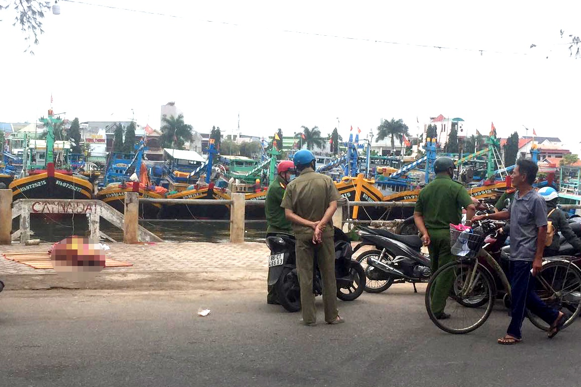 Phat hien thi the dan ong duoi song voi vet thuong o dau hinh anh