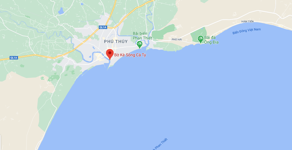 Thi the nguoi dan ong duoi song voi vet thuong o dau anh 2