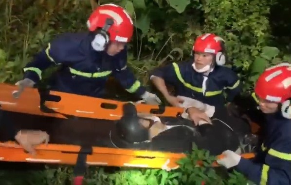 Nam thanh nien roi xuong vuc o nui Son Tra hinh anh