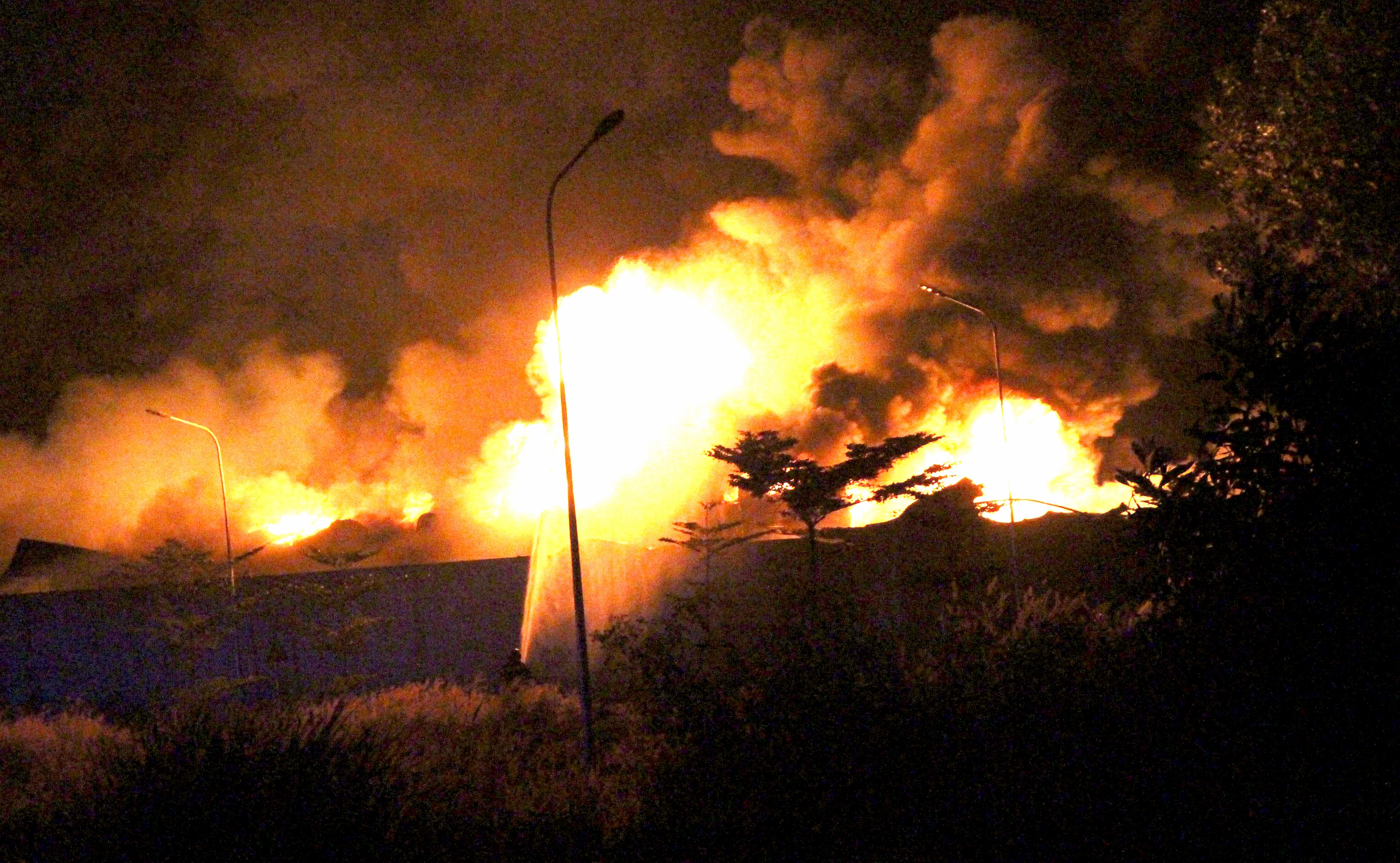 Chay xuong san xuat pallet trong dem hinh anh