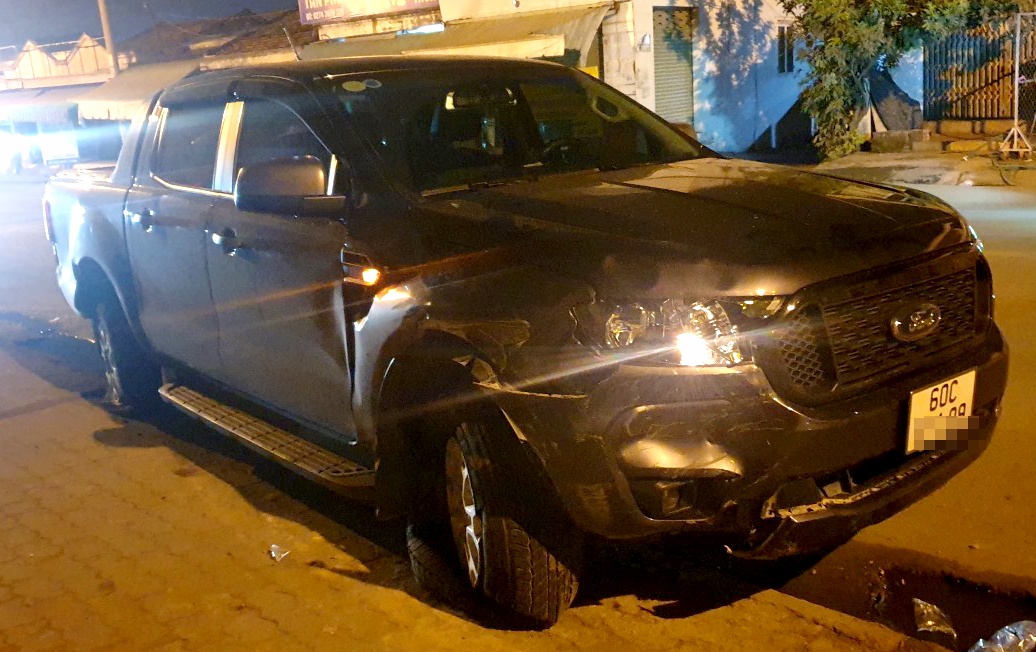 Xe ban tai tong 3 nguoi vang xuong cau hinh anh