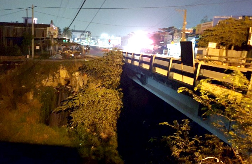 Xe ban tai tong 3 nguoi vang xuong cau anh 1