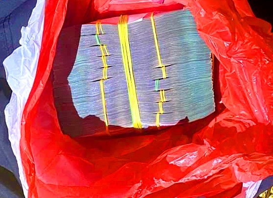 Nhan vien shop hoa trom 500 trieu cua chu hinh anh