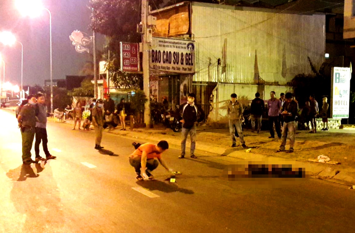 Điều tra thi thể nam thanh niên nằm bên lề đường ảnh 1 Dieu tra thi the nam thanh nien nam ben le duong anh 1