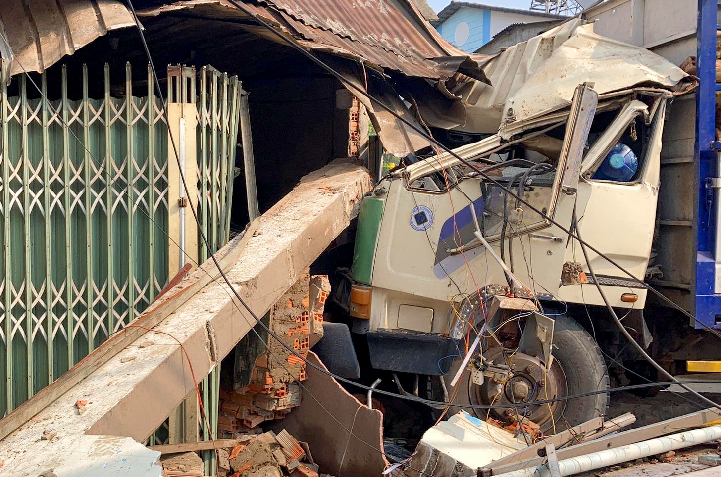 Xe tai gay tai nan lien hoan roi lao vao nha dan hinh anh