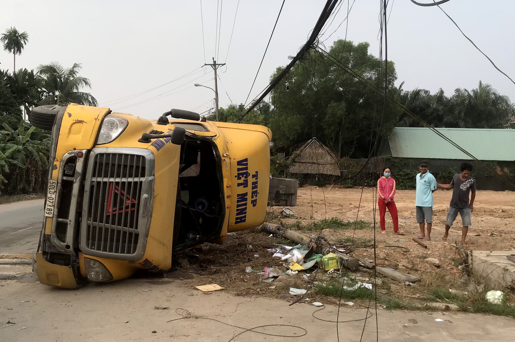 Nguoi dan pha cua cuu tai xe mac ket trong xe dau keo anh 1