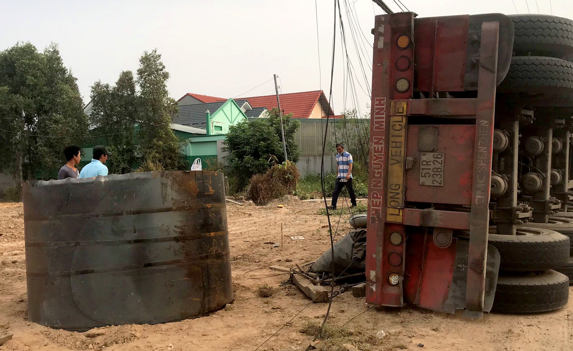 Nguoi dan cuu tai xe mac ket trong xe dau keo sau tai nan hinh anh