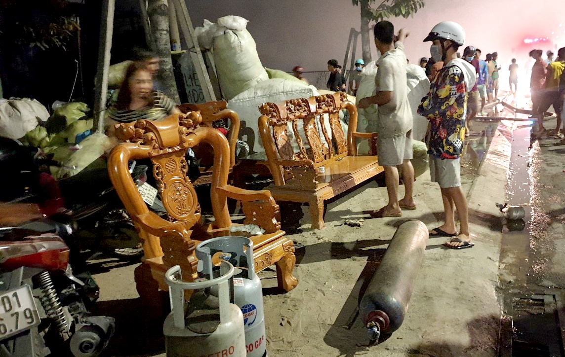 Nguoi dan di doi do dac ra xa kho phe lieu dang boc chay anh 1