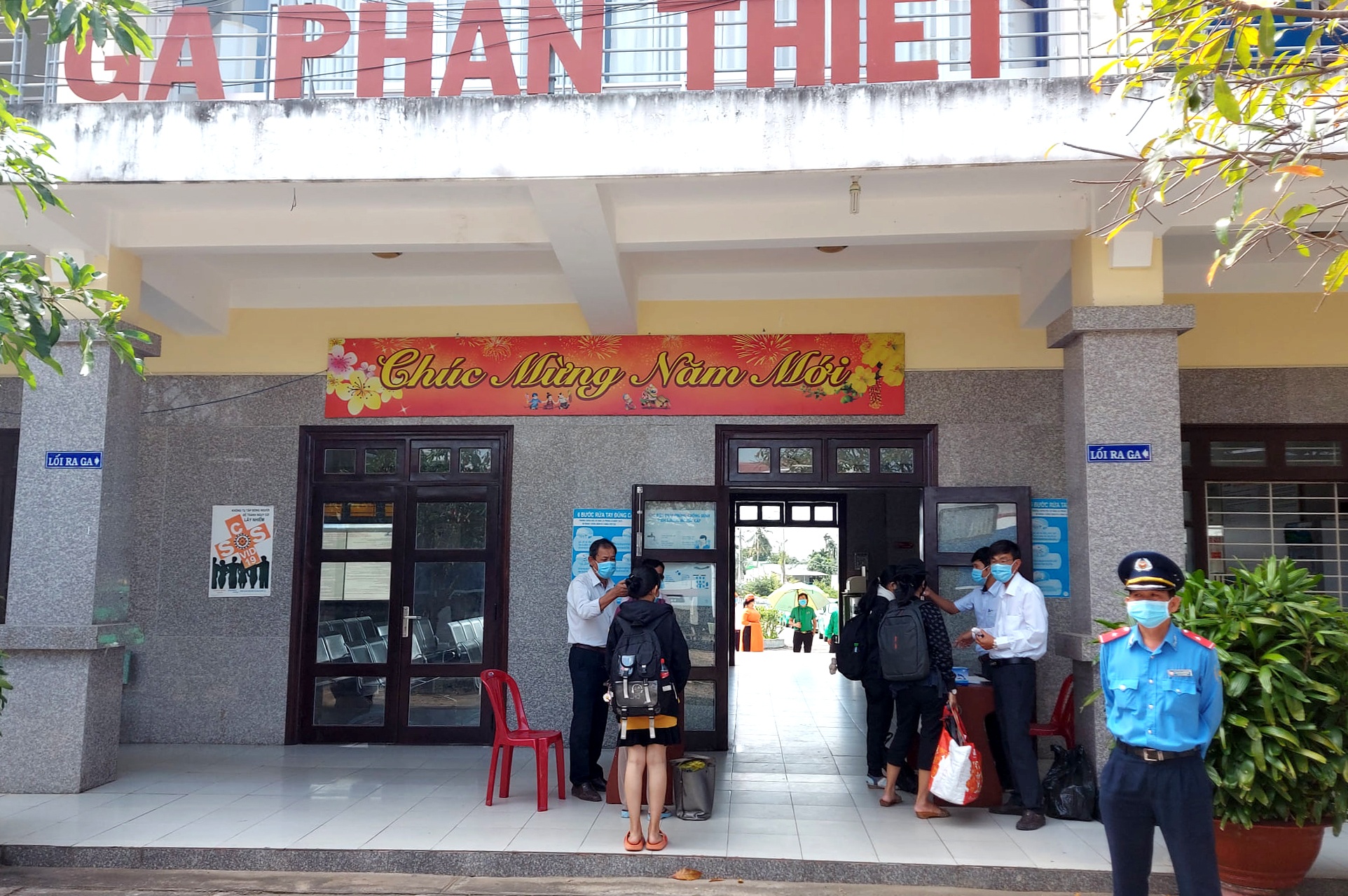 Lap chot kiem soat Covid-19 tai ga Phan Thiet anh 1