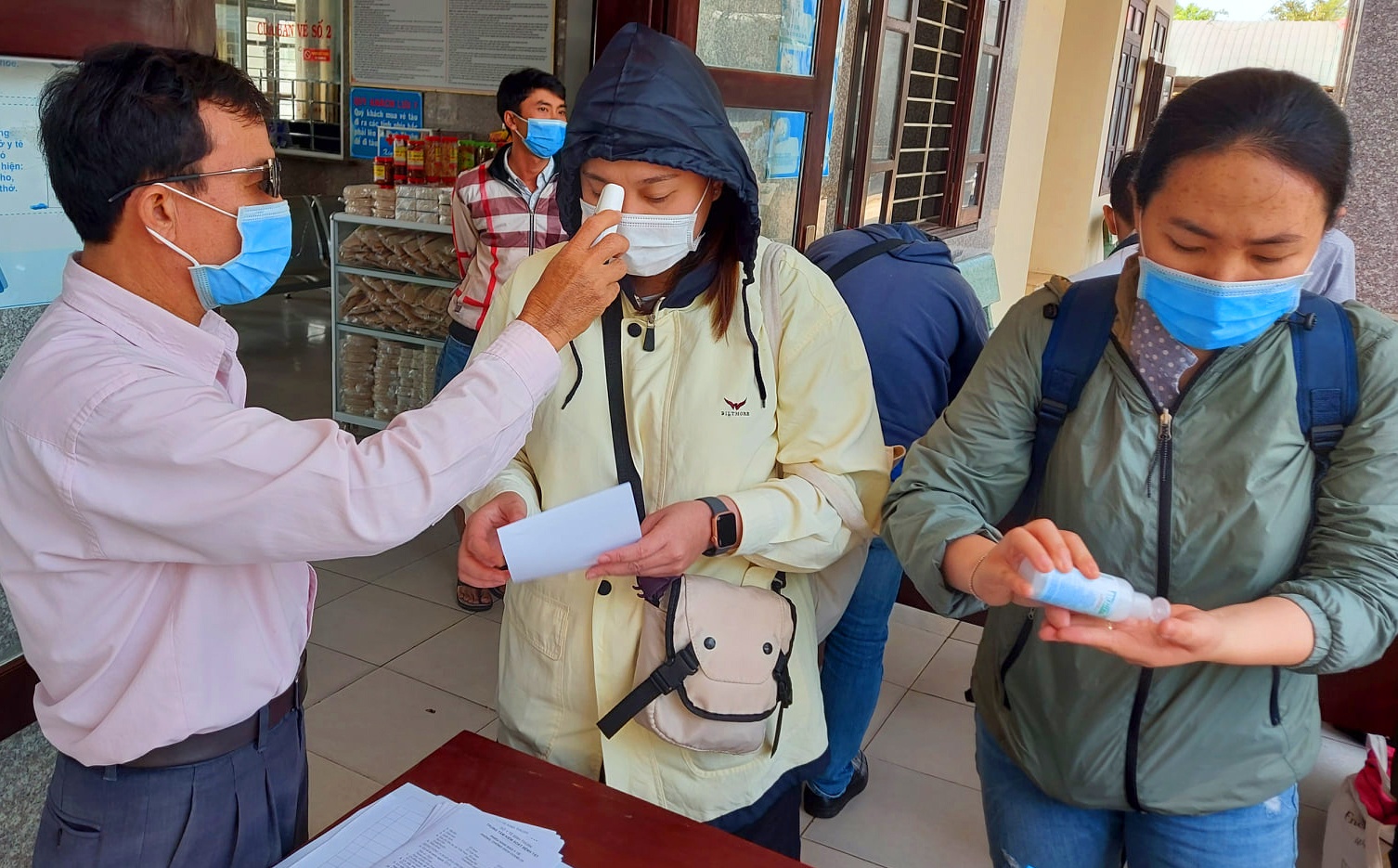 Lap chot phong dich Covid-19 tai Ga Phan Thiet hinh anh