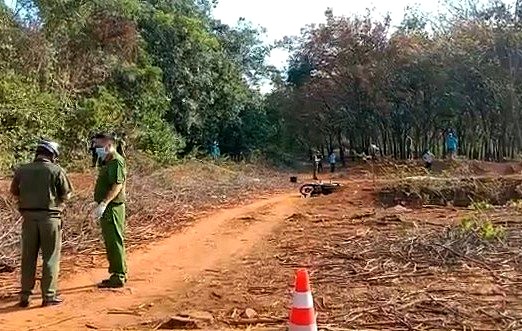 Nữ công nhân tử vong trong lô cao su với vết đâm ở ngực ảnh 1 Nu cong nhan tu vong trong lo cao su voi vet dam o nguc anh 1