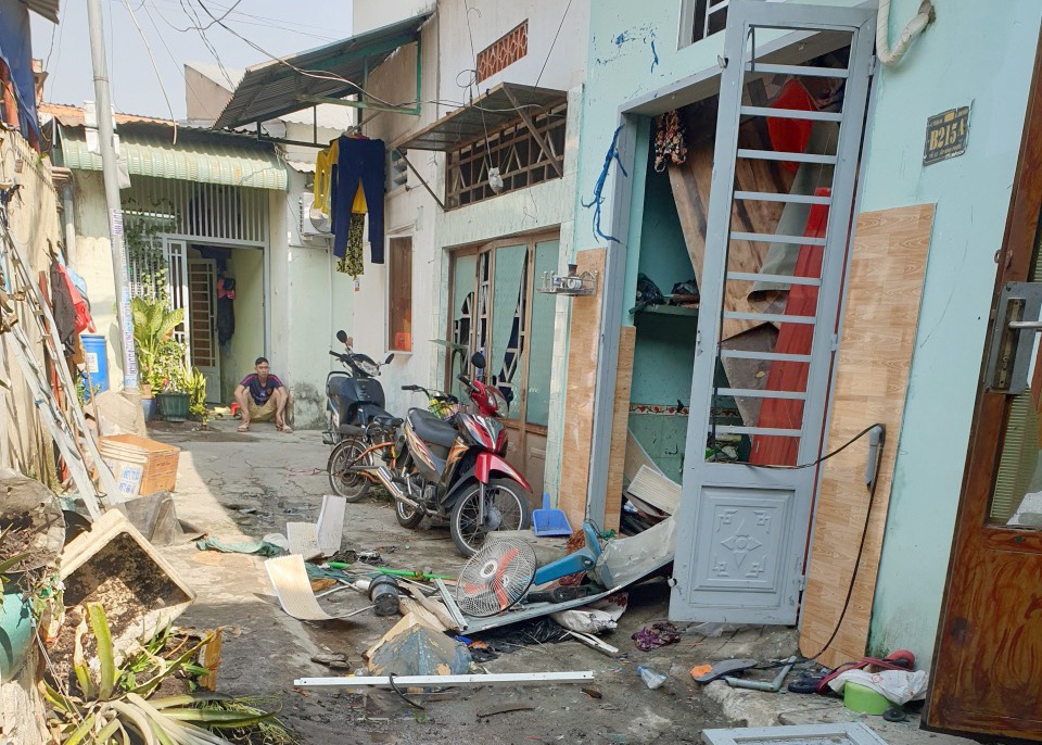 Chu nha bi hat vang sau tieng no lon anh 1