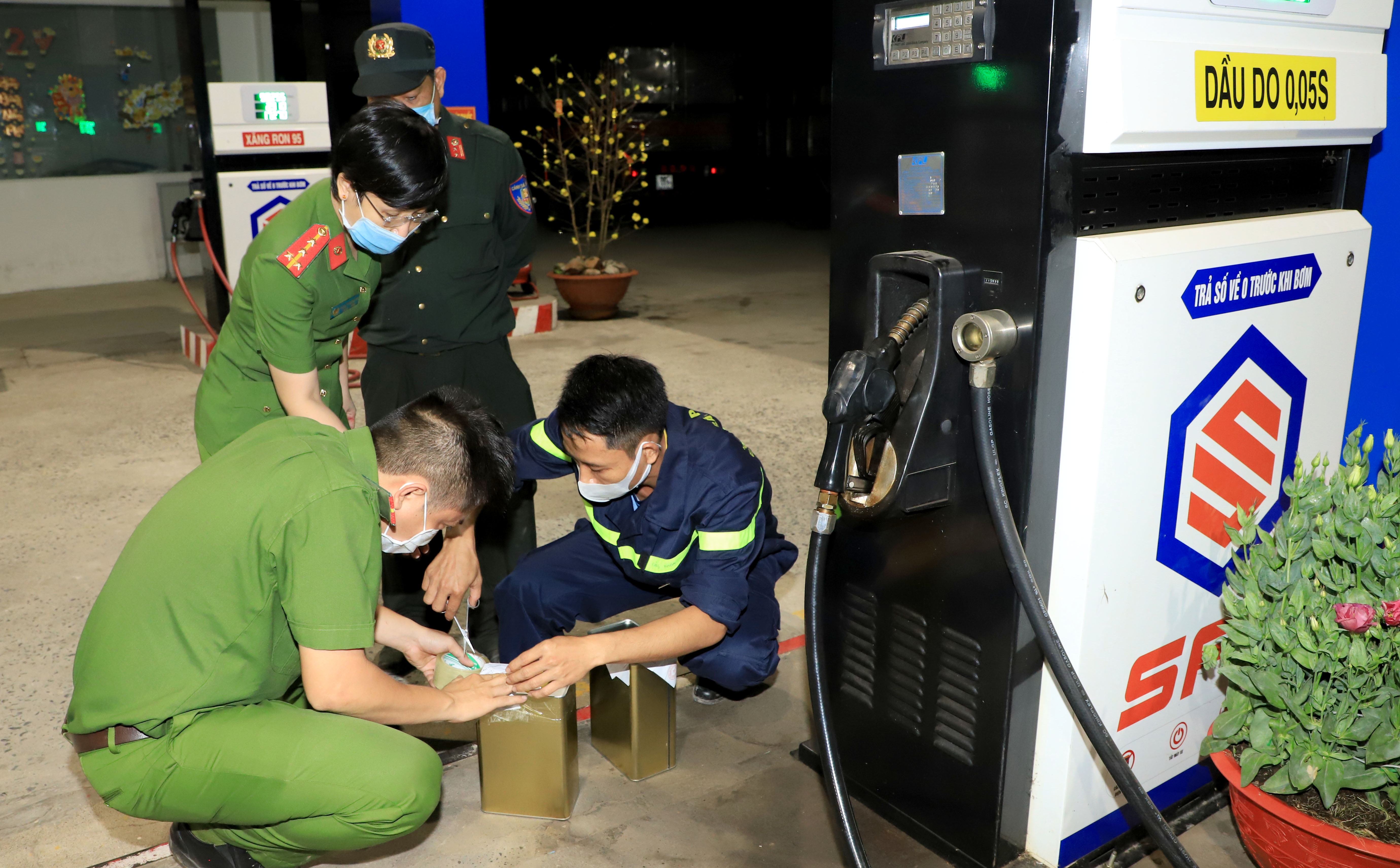 Triet pha duong day ban 200 trieu lit xang gia, tich thu hon 100 ty hinh anh