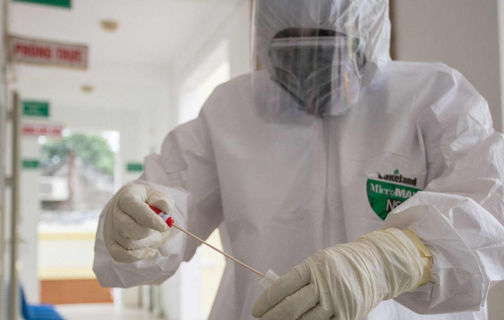 Ba Ria - Vung Tau xet nghiem SARS-CoV-2 cho hon 1.700 can bo hinh anh