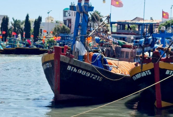 Tau ca chim tren bien Binh Thuan,  5 nguoi chet va mat tich anh 1
