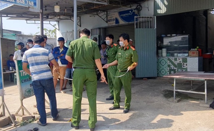 nghi phạm đâm chết chủ quán ở bình thuận đầu thú ảnh 1 nghi pham dam chet chu quan o binh thuan dau thu anh 1