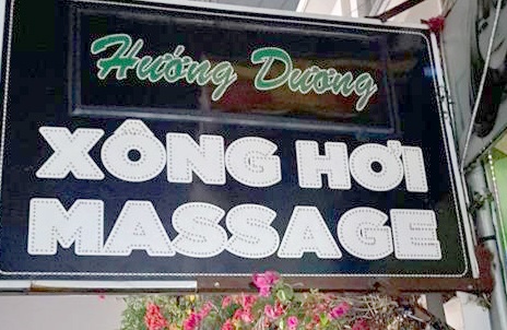 Bat qua tang nu nhan vien khoa than phuc vu khach o tiem massage hinh anh