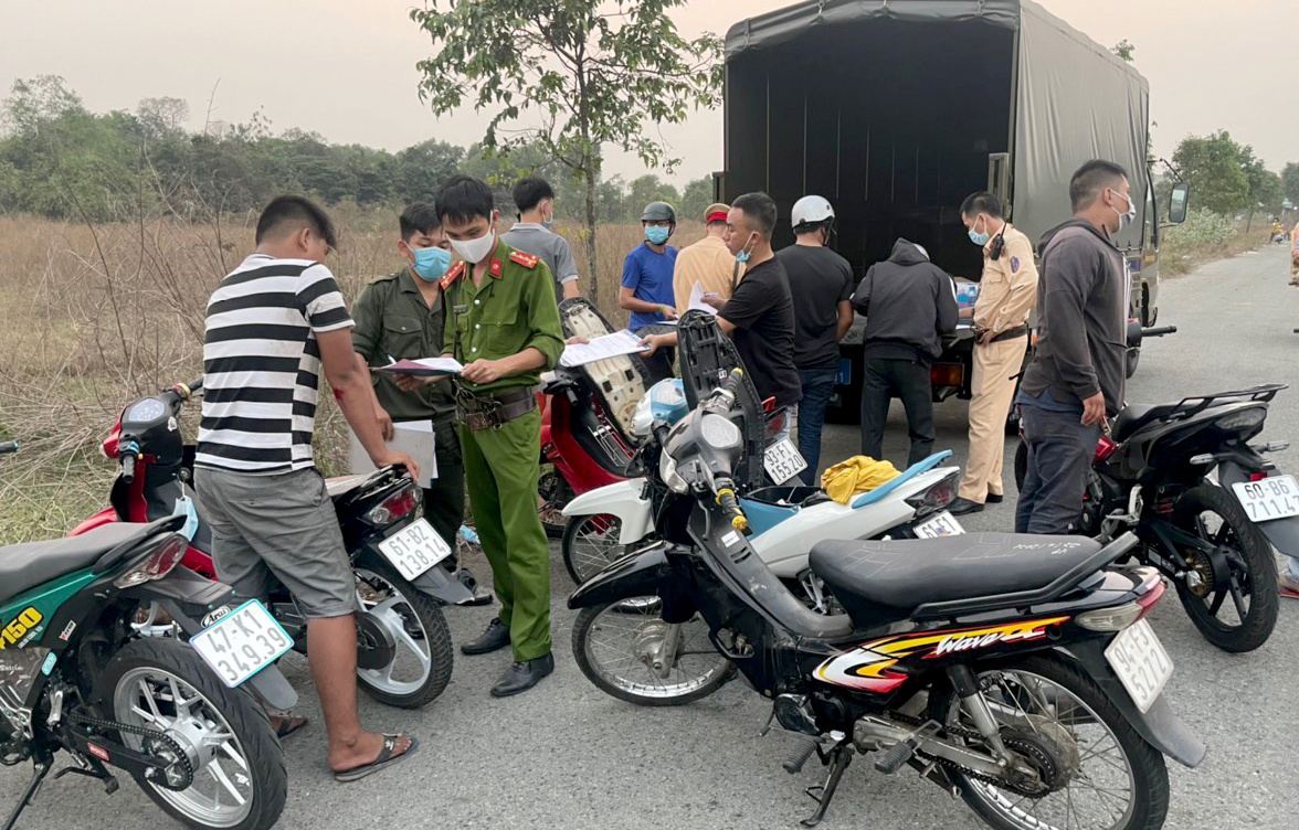 Hang chuc thanh thieu nien dua xe o Binh Duong anh 1