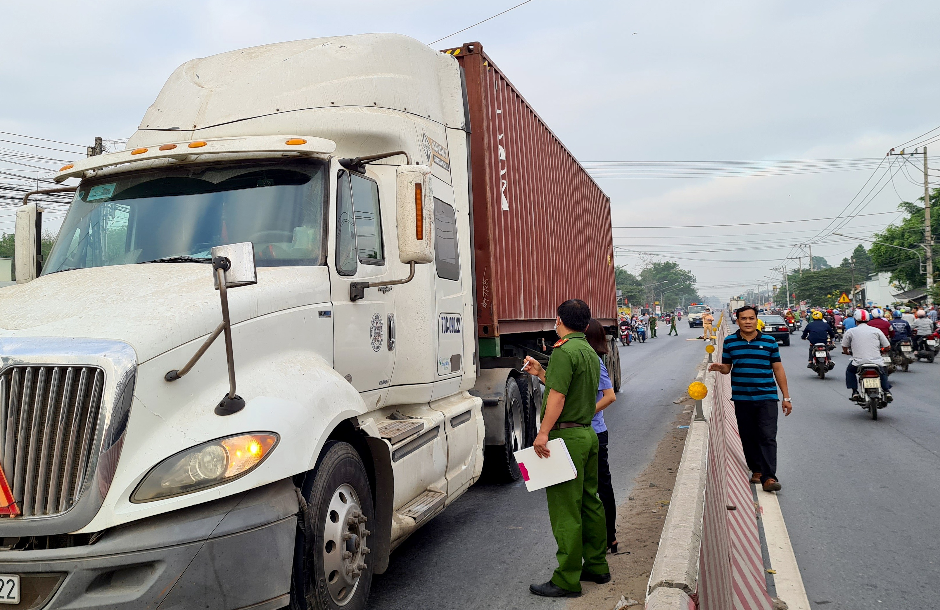 Xe dau keo tong chet nguoi phu nu  o binh duong anh 1