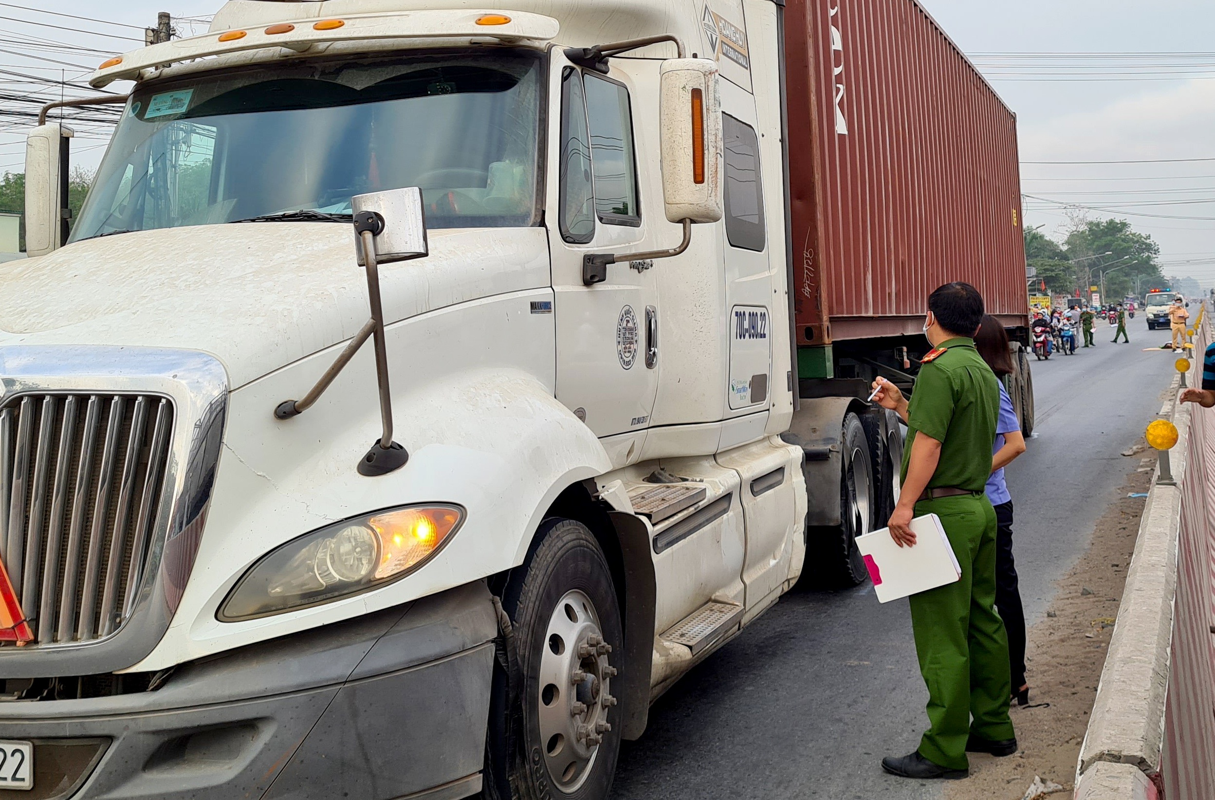 Nguoi phu nu bi xe tong chet khi leo qua dai phan cach hinh anh