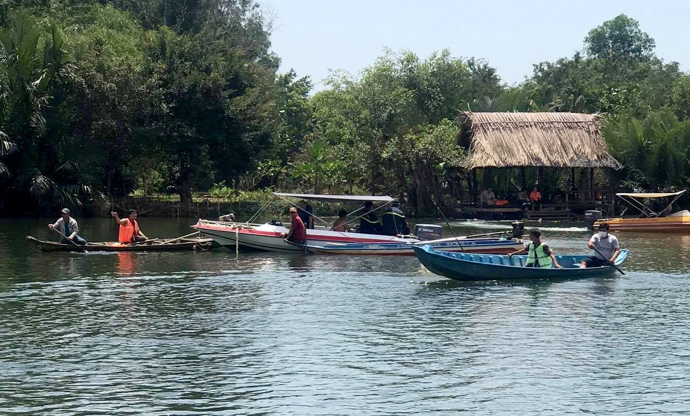 thanh nien duoi nuoc tren song o dong nai anh 1