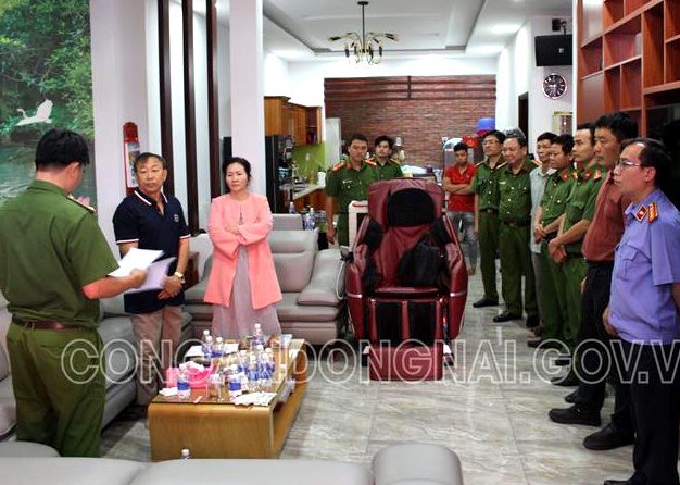 Gan 400 canh sat vay bat duong day tieu thu xang gia anh 2