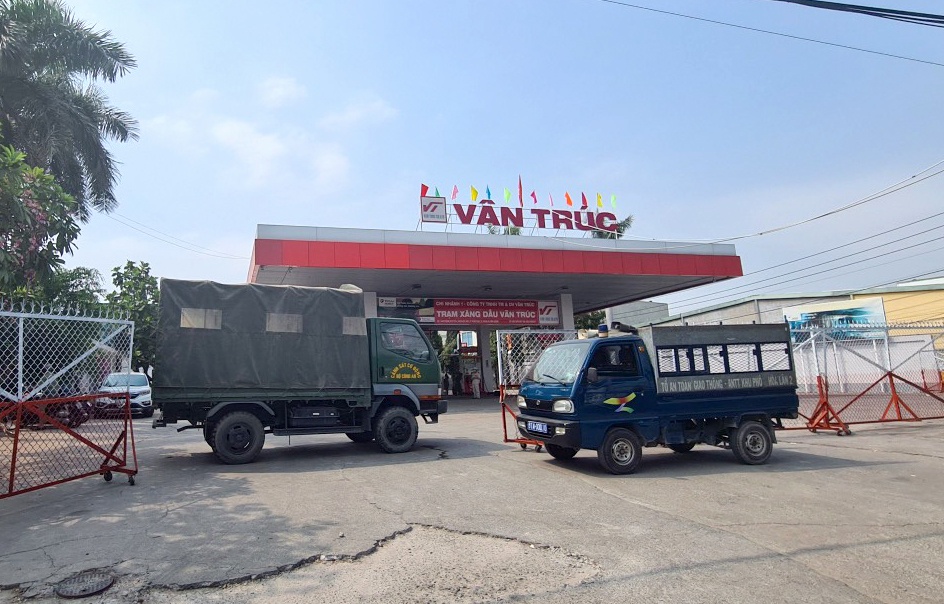 Niêm phong các trụ bơm của các cây xăng Vân Trúc ở Bình Dương ảnh 1 Niem phong cac tru bom cua cac cay xang Van Truc o Binh Duong anh 1