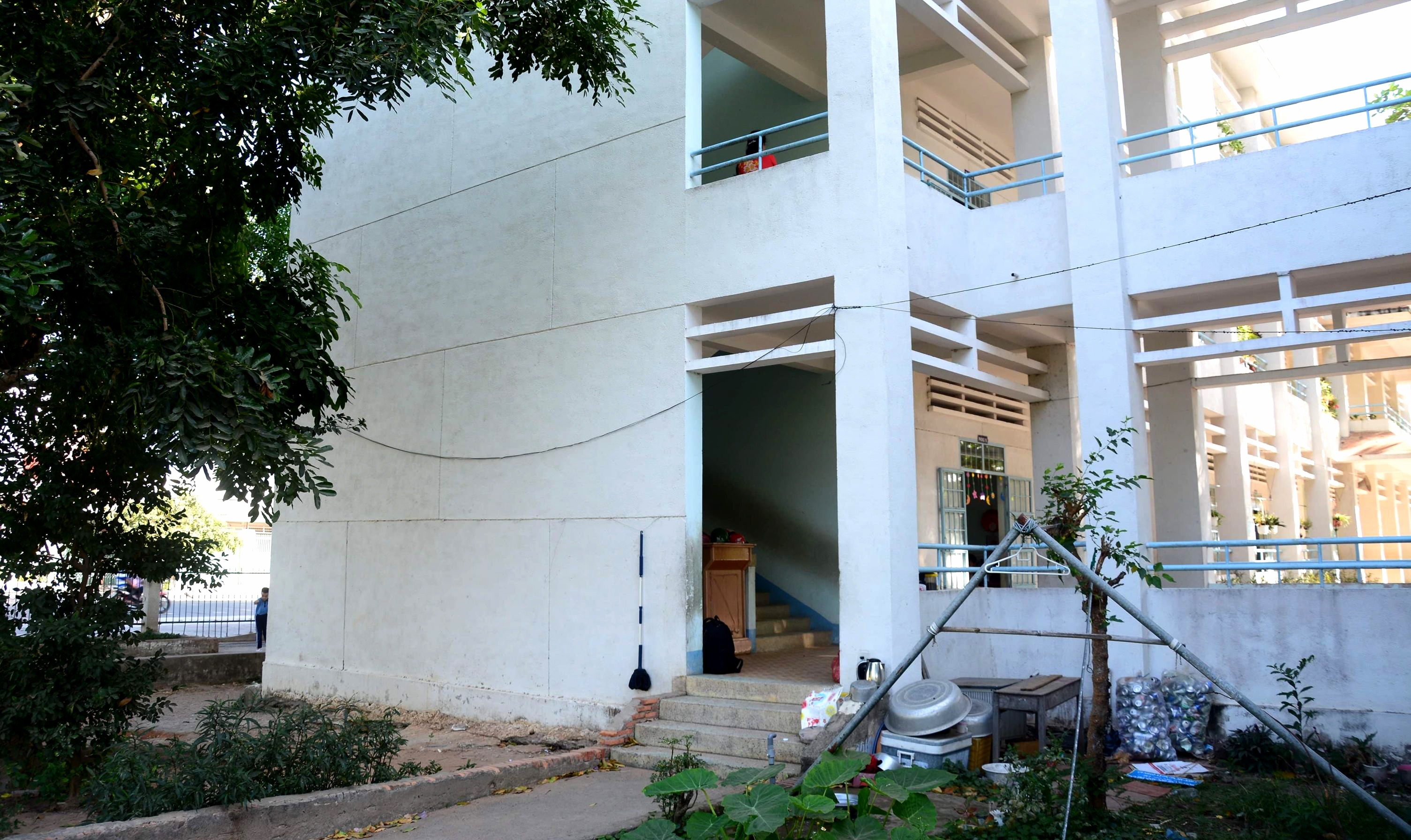 Giao vien tieu hoc duoc phat hien te nga duoi san truong anh 1