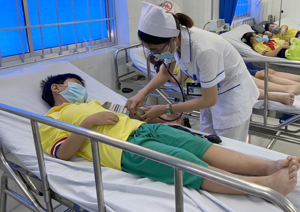 40 hoc sinh cap cuu sau bua an tai truong hinh anh