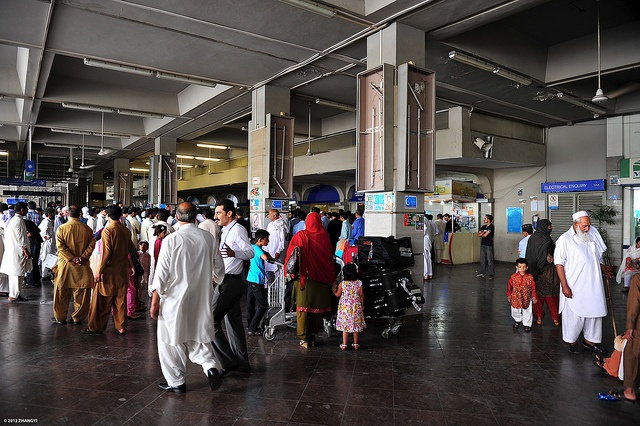 Giống như một nhà tù trung tâm, IBS bị chỉ trích do quá đông đúc, các thiết bị hỏng hóc, thủ tục kiểm tra an ninh phiền hà và rắc rối, cũng như không sạch sẽ và tiện nghi. 