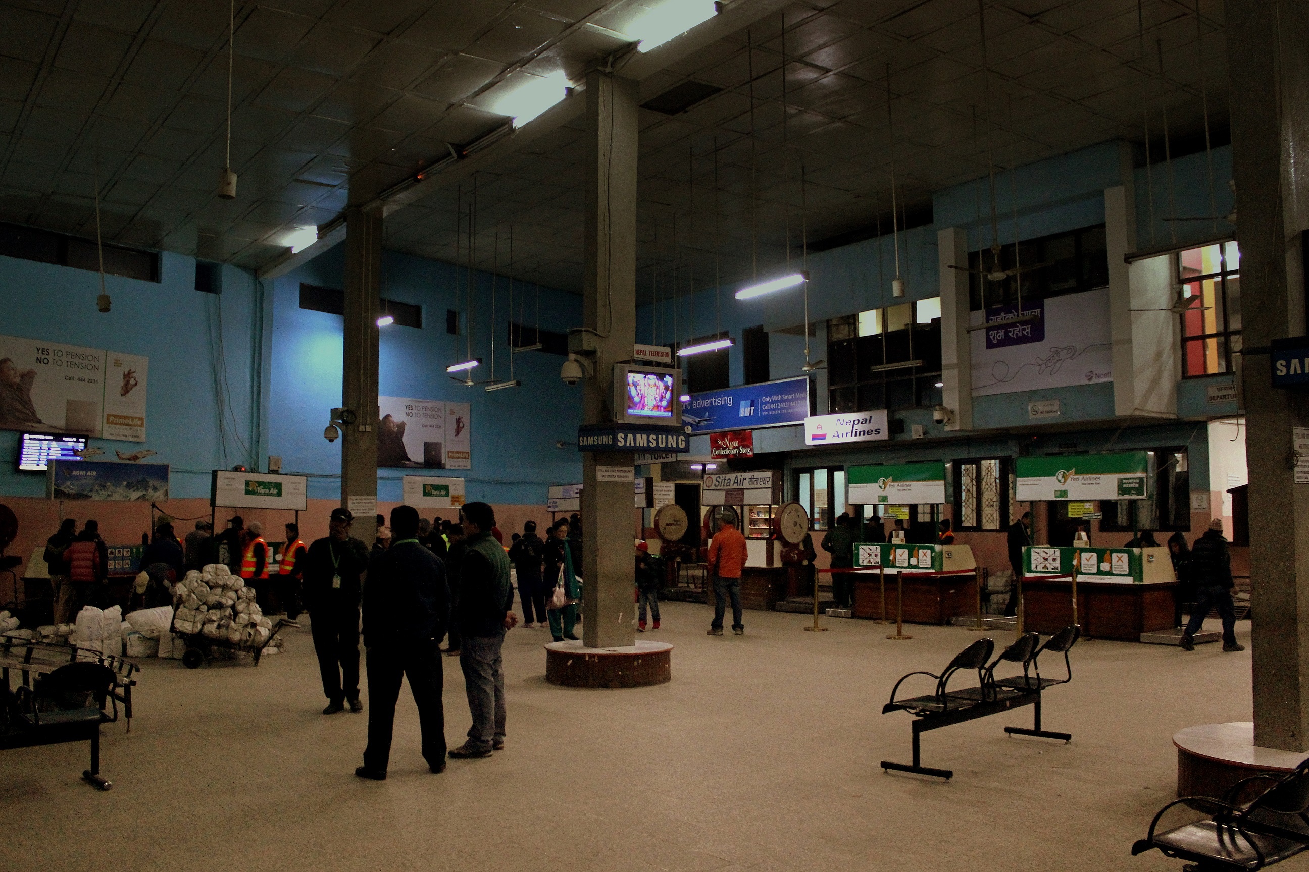 Những người khác không hài lòng về việc thiếu điều hòa và phòng hút thuốc cực bẩn. Với rất nhiều nhân viên bảo vệ, việc ngủ ở đây không dễ chịu chút nào.