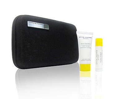 Hãng hàng không Thổ Nhĩ Kỳ  Giống như nhiều hãng hàng không được đề cập ở trên, thương hiệu Thổ Nhí Kỹ có những cách chiều khách rất ấn tượng. Hành khách Hạng nhất được tặng chiếc cặp của Porsche Design chứa các vật dụng phòng tắm của Acca Kappa, nhưng khách Hạng thương gia cũng không kém cạnh. Vật dụng phòng tắm dành cho bạn đến từ thương hiệu truyền thống Crabtree & Evelyn còn chiếc túi theo phong cách thế kỷ 21, không hoàn toàn trùng hợp, lại vừa khít với chiếc iPad. Hãng hàng không Thổ Nhĩ Kỳ này còn tạo nên sự khác biệt bằng cách tặng bộ đồ tiện ích khi đi hành hương cho mọi du khách ở mọi hạng vé bay tới thánh địa Mecca. Túi đồ này bao gồm thảm cầu nguyện, tràng hạt, túi đeo bên hông, xà phòng dạng nước không mùi và tất mới.