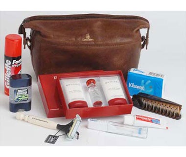 Hãng hàng không Các tiểu vương quốc Ả Rập  Đúng với tiếng tăm, Hãng hàng không có trụ sở ở Dubai này không hề làm xấu mặt những đại gia dầu mỏ hay các khách VIP với sự hiện diện của những sản phẩm của Bvlgari. Các hành khách nam nhận được kem dưỡng sau cạo râu và nước hoa cùng với một chiếc dao cạo từ thương hiệu Taylor of Old Bond Street có trụ sở ở London, còn các hành khách nữ nhận được kem dưỡng da mặt, kem bôi tay và nước hoa Thé Rouge của Bvlgari. Nhưng hãng hàng không này còn nâng đẳng cấp của mình lên với một dịch vụ nữa trên những chiếc máy bay A380 hai tầng (bay tới 21 thành phố, trong đó có Rome, Matx-cơ-va, Hồng Kông và Auckland ở New Zealand). Máy bay này có phòng tắm nước nóng bằng vòi hoa sen với những chiếc khăn mềm mại. Vấn đề duy nhất là bạn chỉ được ngâm mình trong đó 5 phút.