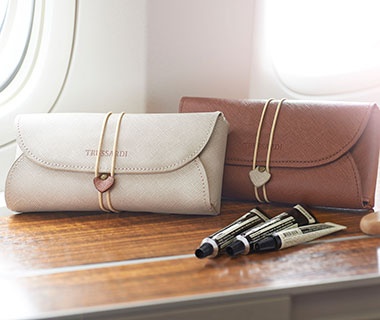 Hãng hàng không Cathay Pacific: Đến với hãng hàng không của Hồng Kông này, các du khách nam sẽ được trải nghiệm phong cách thời trang đậm chất Ý với chiếc túi từ thương hiệu Ermenegildo Zegna chứa các vật dụng phòng tắm của hãng Acca Kappa, còn du khách nữ nhận được một chiếc ví của nhà thiết kế Trussardi (từng là nhà thiết kế túi xách cho Hoàng gia Anh) đựng các sản phẩm từ thương hiệu Aesop của Úc. Hành khách còn được đắm chìm trong phong cách đậm chất phương Đông cổ điển với những bộ đồ ngủ có tông màu tím ấm dịu do nhà thiết kế người Hồng Kong PYE sáng tạo. Để tạo ra không gian phong thủy tốt, các khoang hạng nhất còn có bình hoa gắn trên tường với những cành hoa lan tươi.