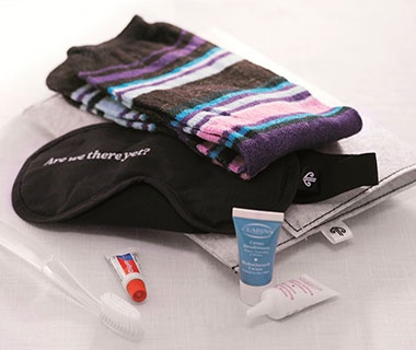 Hãng hàng không Air New Zealand: Rõ ràng hãng Air New Zealand cũng chẳng cần phải kiềm chế làm gì khi đưa cả niềm tự hào của họ là các nhân vật trong phim “The Hobbit” lên đoạn video hướng dẫn an toàn bay. Bộ đồ tiện ích mà họ tặng cho hành khách Hạng thương gia cao cấp (hãng này còn không đưa ra lựa chọn Hạng nhất) là sự kết hợp thú vị giữa sự sang trọng và tính lém lỉnh. Bạn nhận được các sản phẩm chăm sóc da của Clarins, một đôi tất kẻ sọc hơi lập dị và băng che mắt với những thông điệp táo bạo như “Cẩn thận, tôi bị mộng du” được viết ở mặt trên.