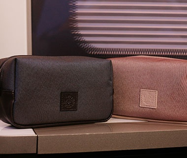 Hãng hàng không British Airways: Hãng hàng không từng nổi tiếng với những chiếc máy bay siêu âm này lại quyết tâm theo đuổi hình ảnh thanh lịch, quý phái với những bộ đồ cao cấp mang đậm chất Anh Quốc. Món quà tuyệt vời nhất ngày nay là chiếc túi theo kiểu Gladstone của nhà bán lẻ phố Sloane, Anya Hinmarch, được đóng dấu truyền thống của hãng British Airways và chứa gel kẻ mắt, son dưỡng và kem dưỡng ẩm của Ren, nhà sáng tạo mỹ phẩm chăm sóc da hoàn toàn bằng thiên nhiên. Điểm nhấn của bộ quà tặng này là bộ bàn chải đánh răng của hãng D.R. Harris (công ty ra đời từ thời Victoria).