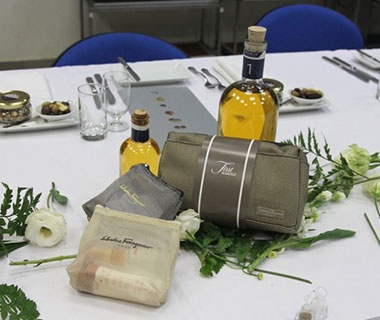 Hãng hàng không El Al Nếu như nhiều hãng hàng không khác thường cố gắng lưu giữ và giới thiệu phong cách riêng của đất nước họ tới du khách thì hãng hàng không quốc gia Israel lại hướng tới phong cách của Ý với những chiếc túi xách cao cấp dành riêng cho từng phái từ NTK Salvatore Ferragamo. Các món đồ bên trong cũng đến từ thương hiệu sang trọng này: phụ nữ nhận được kem bôi tay, sữa dưỡng thể, xịt khoáng và kem dưỡng da mặt, còn đàn ông nhận được gel cạo râu, kem dưỡng sau cạo, son dưỡng và xịt khoáng khử mùi dành riêng cho đàn ông. Các hàng khách Hạng nhất còn được hưởng những ưu đãi lớn ở mặt đất như dịch vụ đưa đón miễn phí từ nhà tới sân bay và khi máy bay hạ cánh, họ được đưa từ sân bay tới khách sạn (trong bán kính 100km).