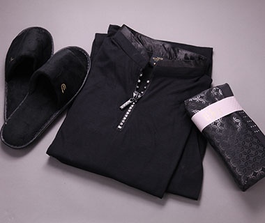 Hãng hàng không Etihad Airways Những chiếc túi cao cấp của hãng hàng không xứ sở dầu mỏ này lại trang trọng tới mức có thể coi chúng là những món quà trong những dịp trọng đại. Đàn ông được tặng một hộp khuy măng-séc bằng da, còn phụ nữ nhận được ví cầm tay đính pha lê của thương hiệu Swarovski và mọi hành khách hạng nhất đều nhận được sữa dưỡng thể cùng vật dụng phòng tắm từ thương hiệu La Prairie của Thụy Sĩ. Những chiếc giường trên máy bay của hãng này được phủ chăn làm từ sợi bông và dupioni lụa óng ả. Bạn có thể chìm vào giấc ngủ trong căn phòng sang trọng thường xuyên được bài trí lại, nơi có một tấm gương dài. Bạn cũng không cần ấn nút gọi tiếp viên khi khát nước vì các phòng Hạng nhất có quầy ba mini riêng.