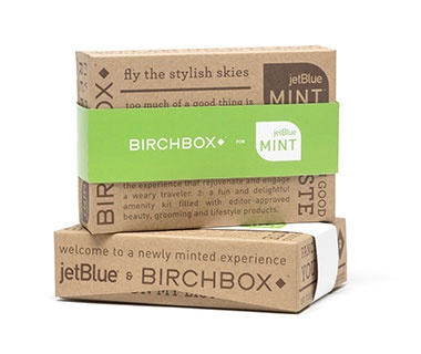 Hãng hàng không JetBlue Dịch vụ mang tên Mint của JetBlue trên các chuyến bay giữa New York, Los Angeles và San Francisco lại biến những khách VIP của hãng hàng không này trở thành những đại gia phố Wall. Dịch vụ cao cấp này đã được triển khai từ tháng 06 vừa qua. Hành khách sẽ được phục vụ món tapas của Tây Ban Nha và các loại cốc-tai đặc sản do quán bar và đồ nướng Saxon + Parole ở Manhattan chế biến, cùng với bộ quà tặng gồm các vật dụng phòng tắm được lựa chọn luân phiên từ Birchbox, một công ty thuộc tập đoàn NYC nổi tiếng với những sản phẩm sang trọng để đi du lịch như sản phẩm khử mùi Cartier, khăn giấy có mùi hương khuynh diệp và cả kem đánh răng Marvis có hương bạc hà mạnh của Ý.