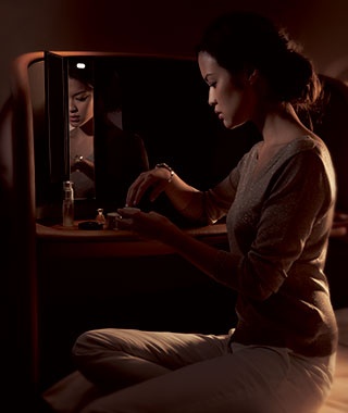 Hãng hàng không Singapore Hãng hàng không châu Á này gây bất ngờ cho hành khách với những thương hiệu cao cấp nhất của Pháp. Trên các chuyến bay xuất phát từ và đến Mỹ, bộ mỹ phẩm bao gồm kem dưỡng, kem bôi mặt và son dưỡng của hãng Sothys. Khi đi ngủ, bạn được phục vụ với vải lanh của Givenchy, chăn lông vịt và cả một bộ pijama có khóa kéo của Givenchy. Để dập tắt mọi tiếng ồn khi xem phim, bạn có thể dùng tai nghe chống ồn của Phitek. Bạn vẫn muốn có thêm tiện nghi? Trên các máy bay A380 của hãng này, bạn có thể thuê phòng có giường phẳng thật sự chứ không chỉ là một chiếc ghế ngả ra được. Các cặp đôi có thể chọn các phòng ở khoang giữa với những chiếc giường đôi được ghép từ hai giường đơn.