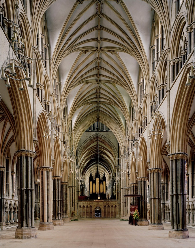 Thánh đường Lincoln được khởi công từ năm 1185 và kéo dài qua nhiều giai đoạn. Thánh đường cao 83m này được xây dựng theo kiến trúc Gothic Anh. Ảnh: Peter Marlow.