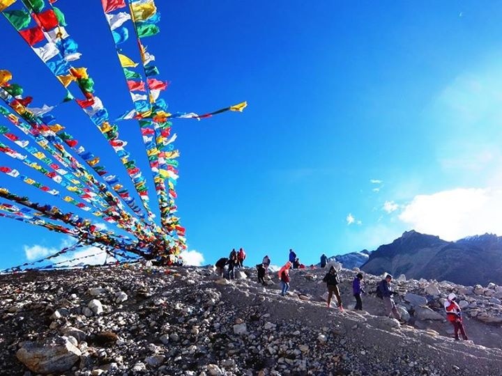 muốn đến Everest Base Camp, du khách nghiệp dư đi từ Lhasa sẽ phải nghỉ đêm tại ba nơi trước khi đến chân nóc nhà thế giới.